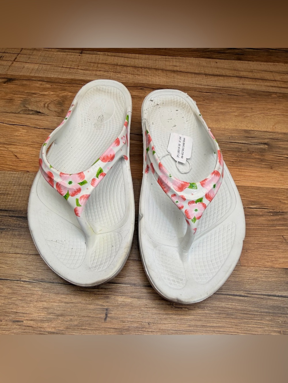 Oofos size 7 White Flip Flop Sandals with Pink Floral Strap - Picture 3 of 7